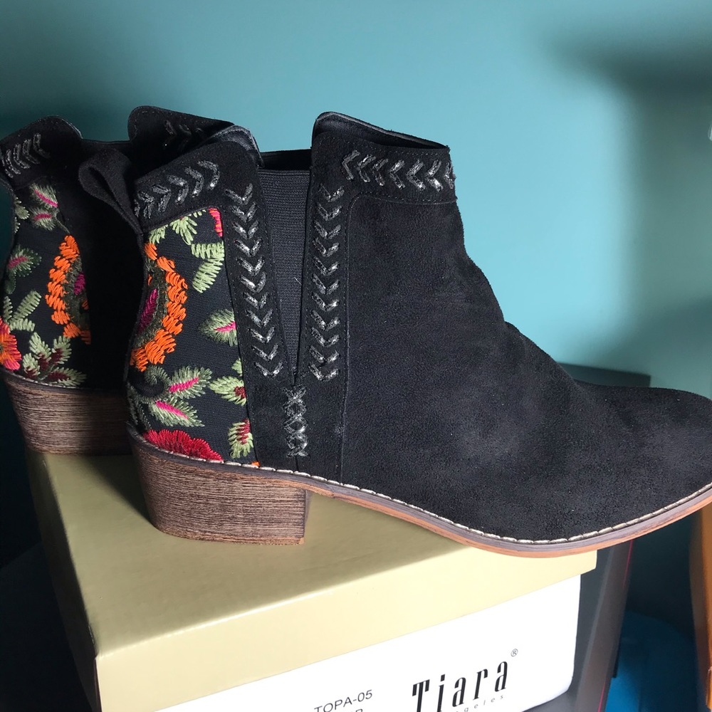 Black suede boots with embroidery - new